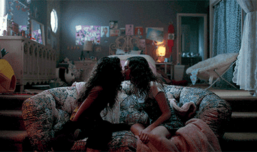 Rue and Lexi kiss