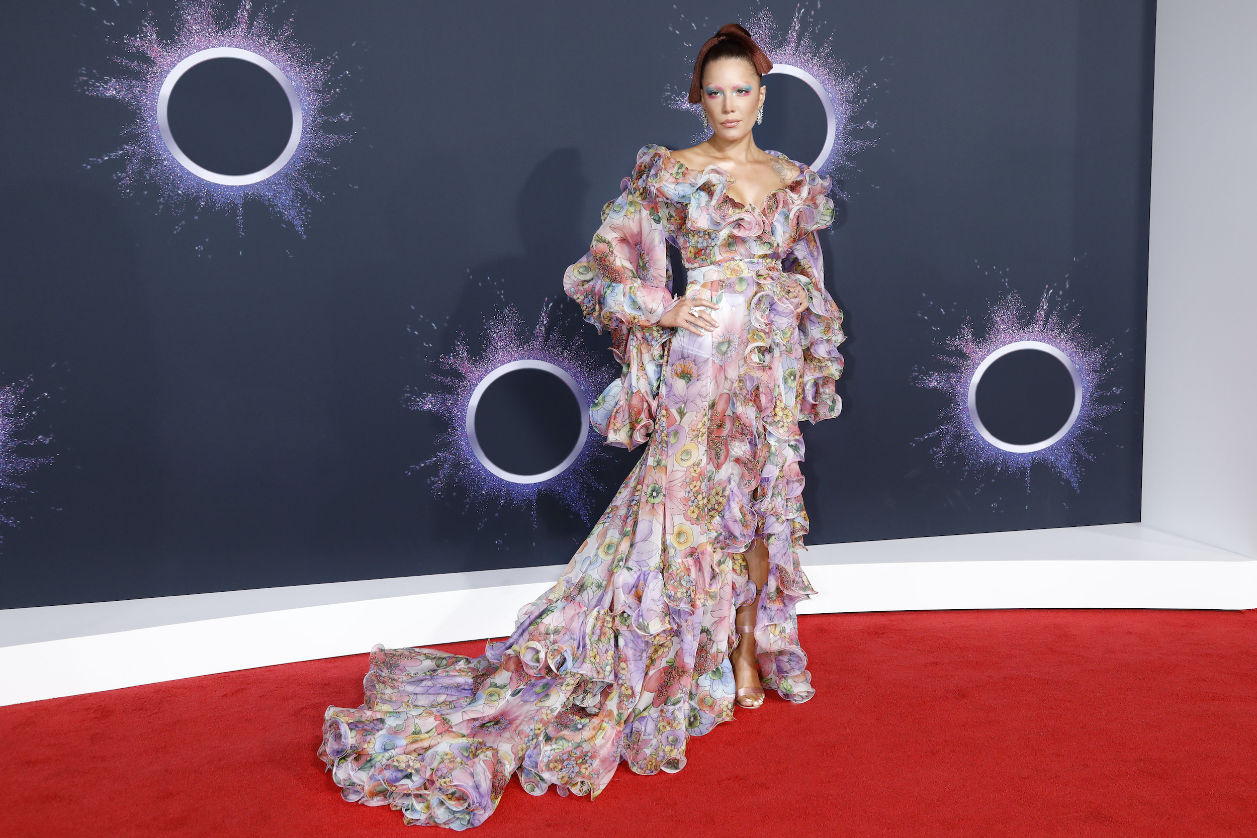 Halsey arrives at the 2019 American Music Awards 