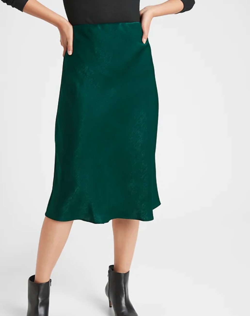 The satin slip midi skirt in forever green