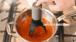 Automatic pan stirrer stirs sauce