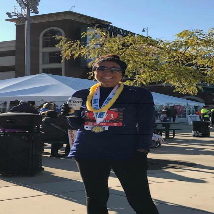 Reviewer wears navy blue fleece thermal while running a 10K race