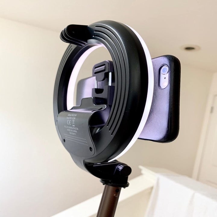 A reviewer's photo of the ring light holding a phone