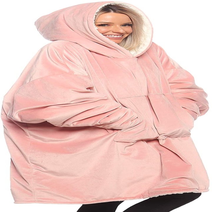 A model wearing the blanket in pink