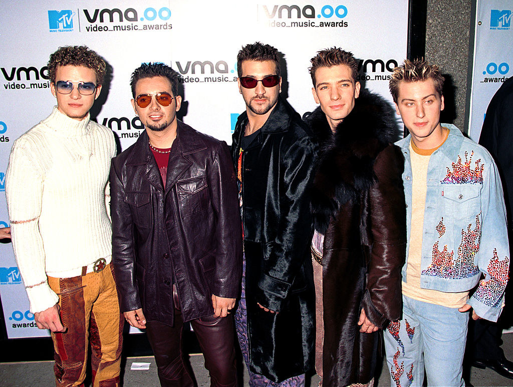 NSYNC at the 2000 vmas wearing unmatching outfits