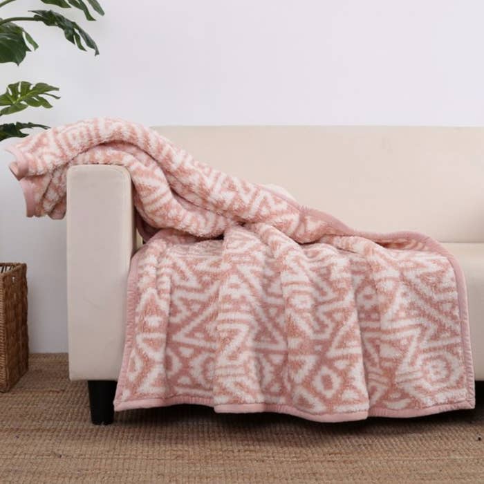 The sherpa throw blanket in pink diamond