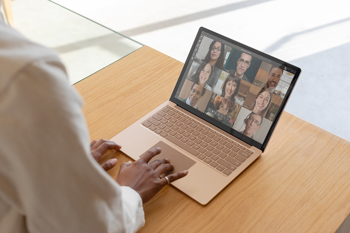 Une personne en vidéoclavardage sur le Surface Laptop 3