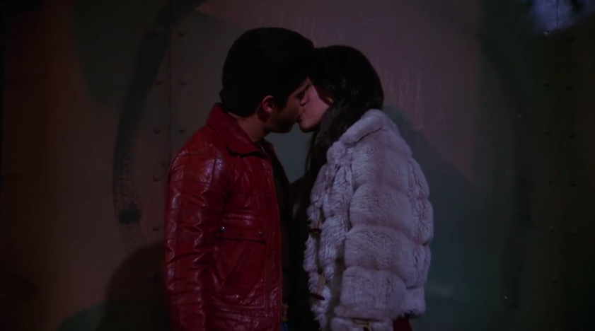Jackie and Fez kiss under the water tower