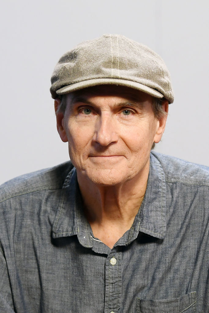 詹姆斯·泰勒为肖像画摆姿势在2010年代末而smizing和戴着一顶帽子