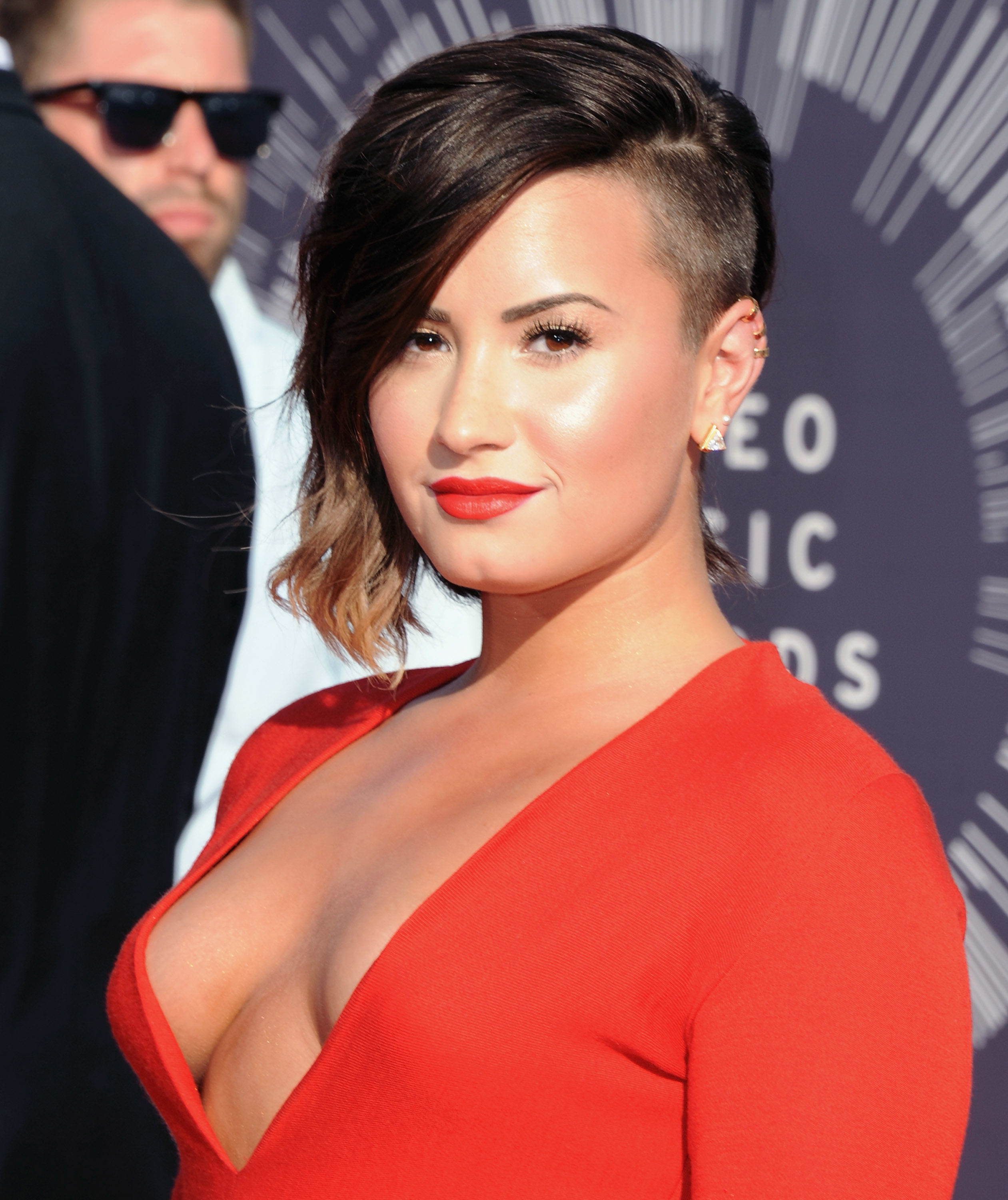 Demi Lovato Shaves Her Head And Gets An Undercut