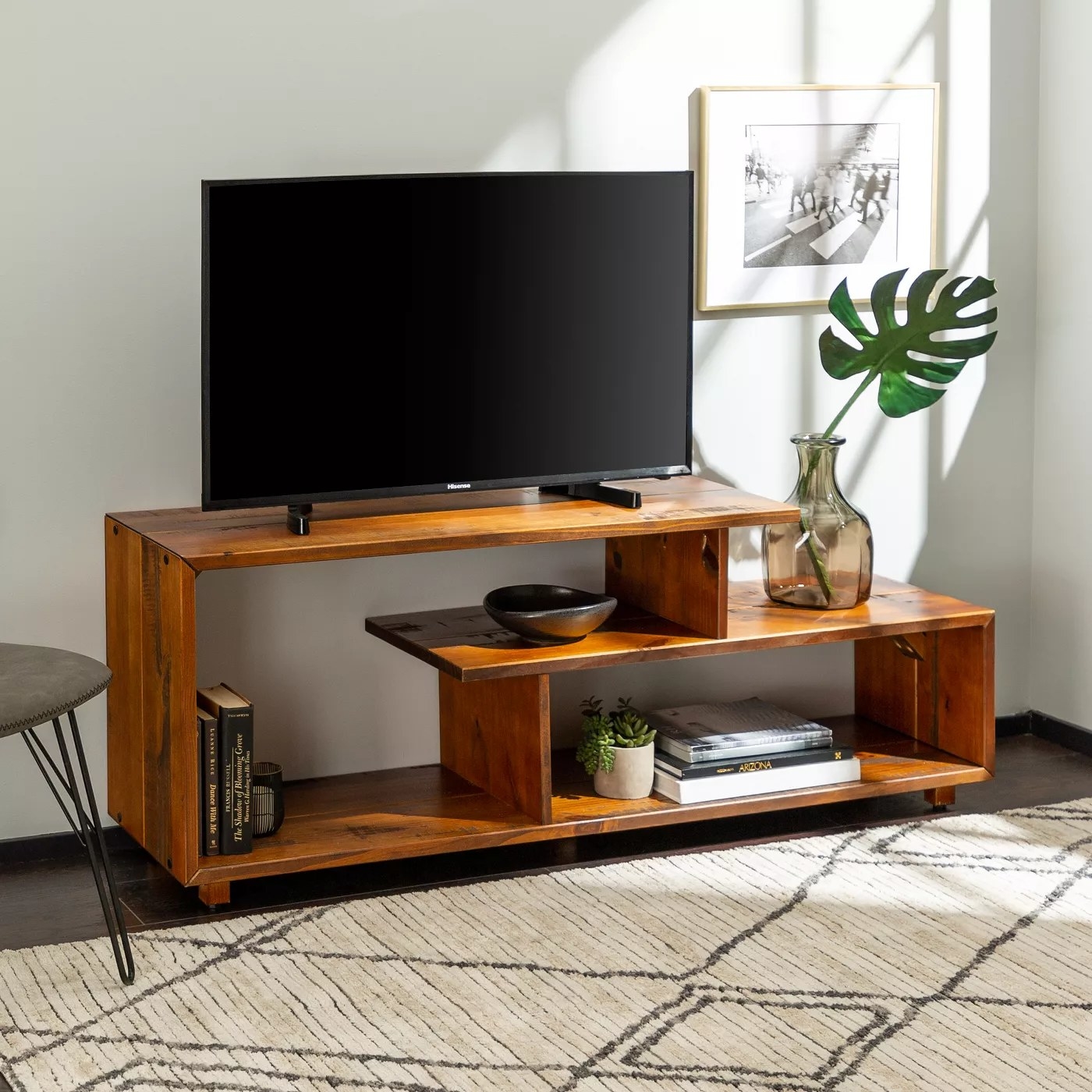 The asymmetrical TV console in amber
