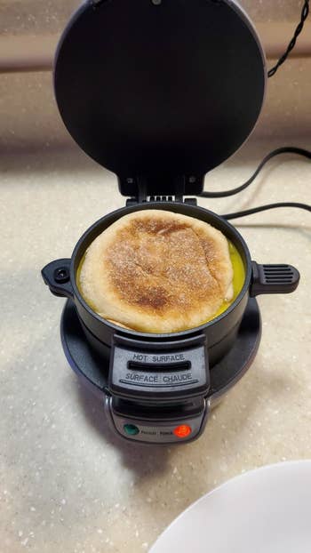 Reviewer uses single-serve breakfast sandwich maker to make an english muffin with cheese and eggs