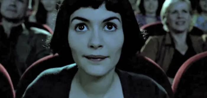 Amélie watching a movie in a crowded theater