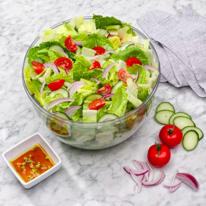 Salad with onions, lettuce, and tomatoes prepared using the same salad spinner