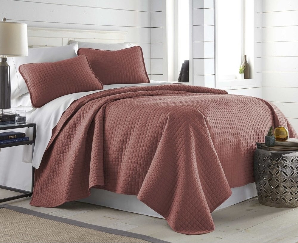 The quilt set in marsala