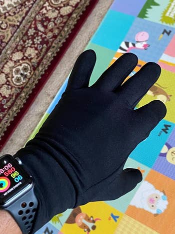 Reviewer wears same pair of running gloves on their hand 