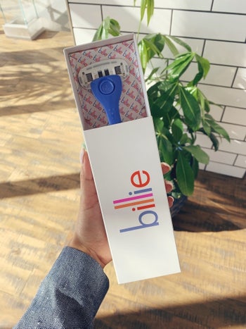 BuzzFeed Editor Kayla Suazo holding the Billie razor