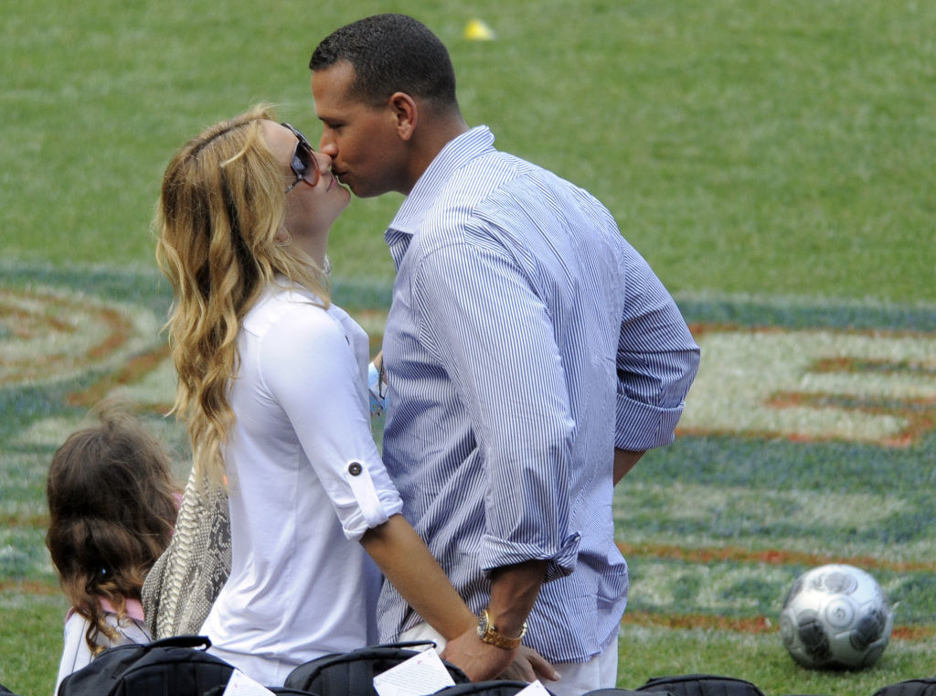 Kate Hudson and Alex Rodriguez kissing at Yankee Stadium