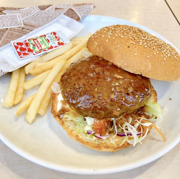 ガストでヤバい食べ物みつけた 肉汁とチーズがすっごい カロリー爆弾バーガー ひとくちで幸せになれるよ Buzzfeed Japan お昼ごはんを食べるため ガストに来ました ｄメニューニュース Nttドコモ