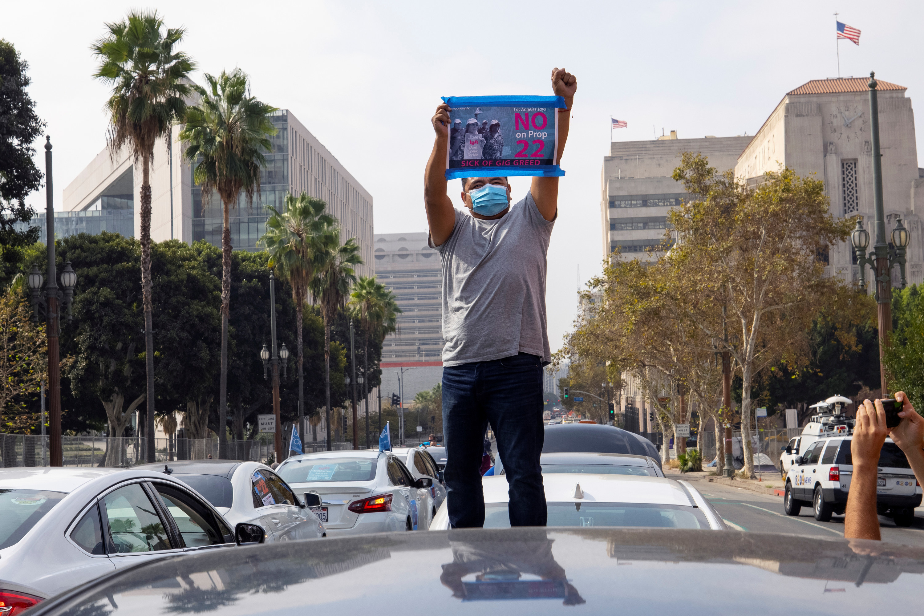 Uber raises minimum age for most California drivers - Los Angeles