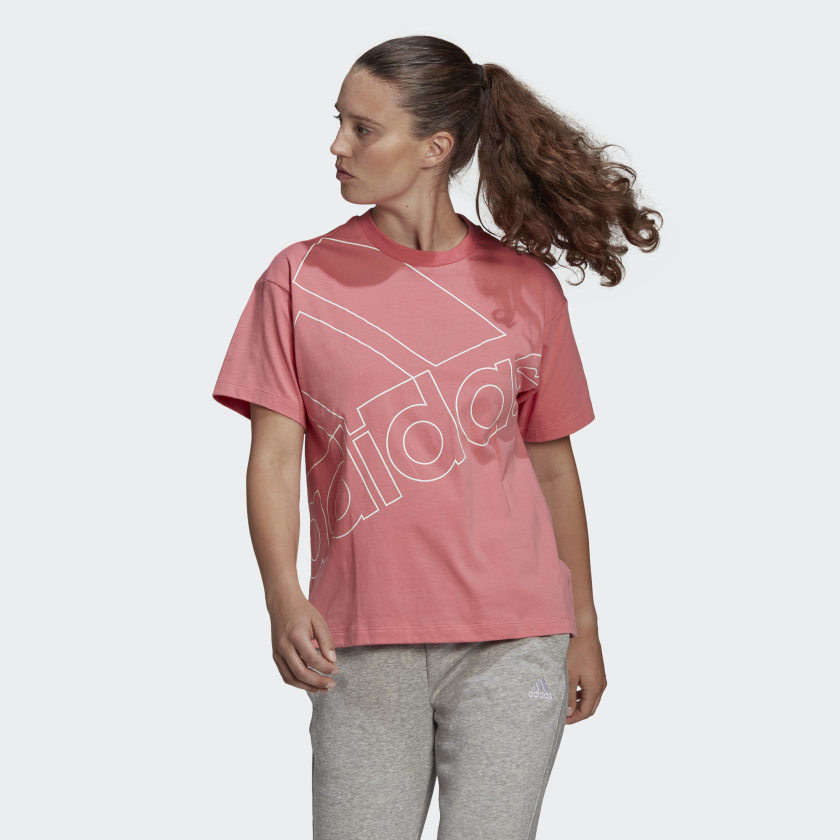 Model wearing pink t-shirt