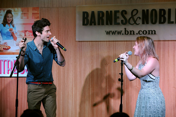 Jenna and Jim singing to each other onstage