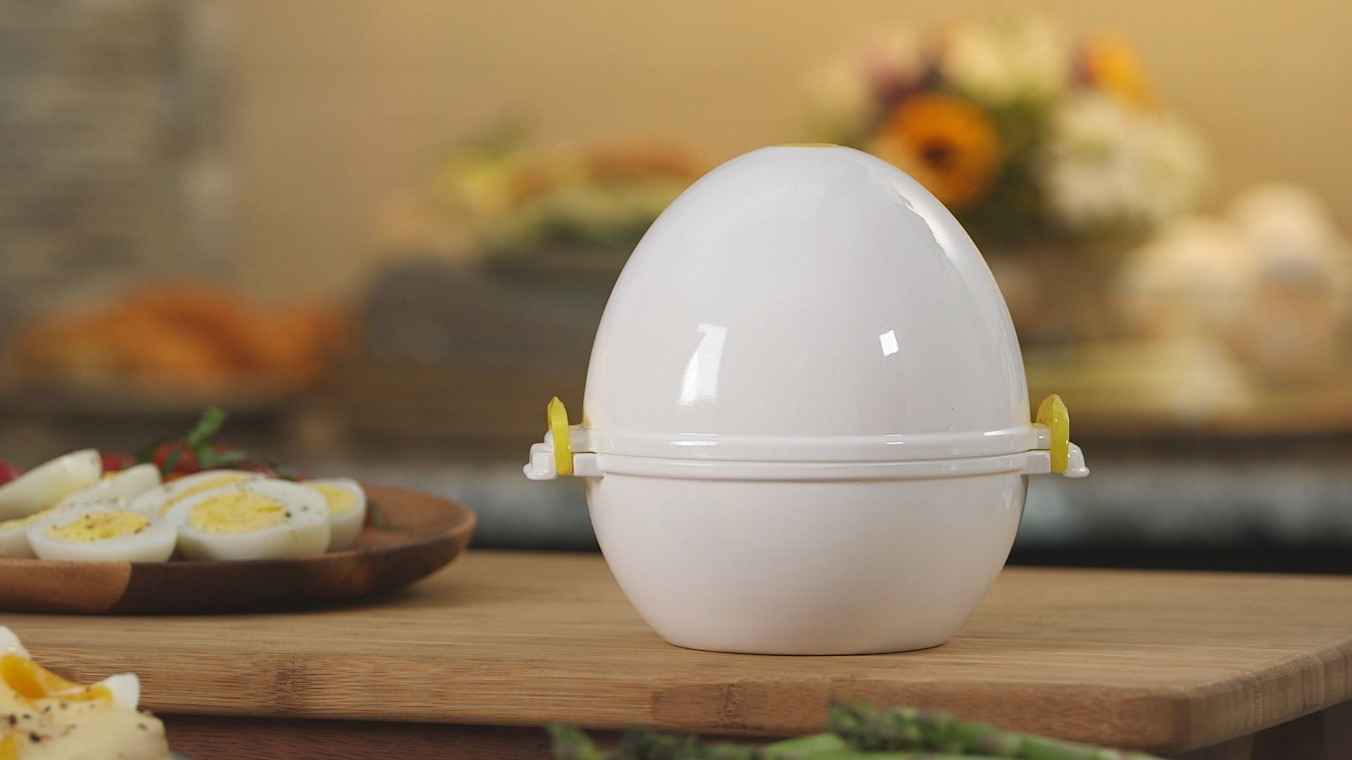 plastic eggpod that&#x27;s cooking eggs inside