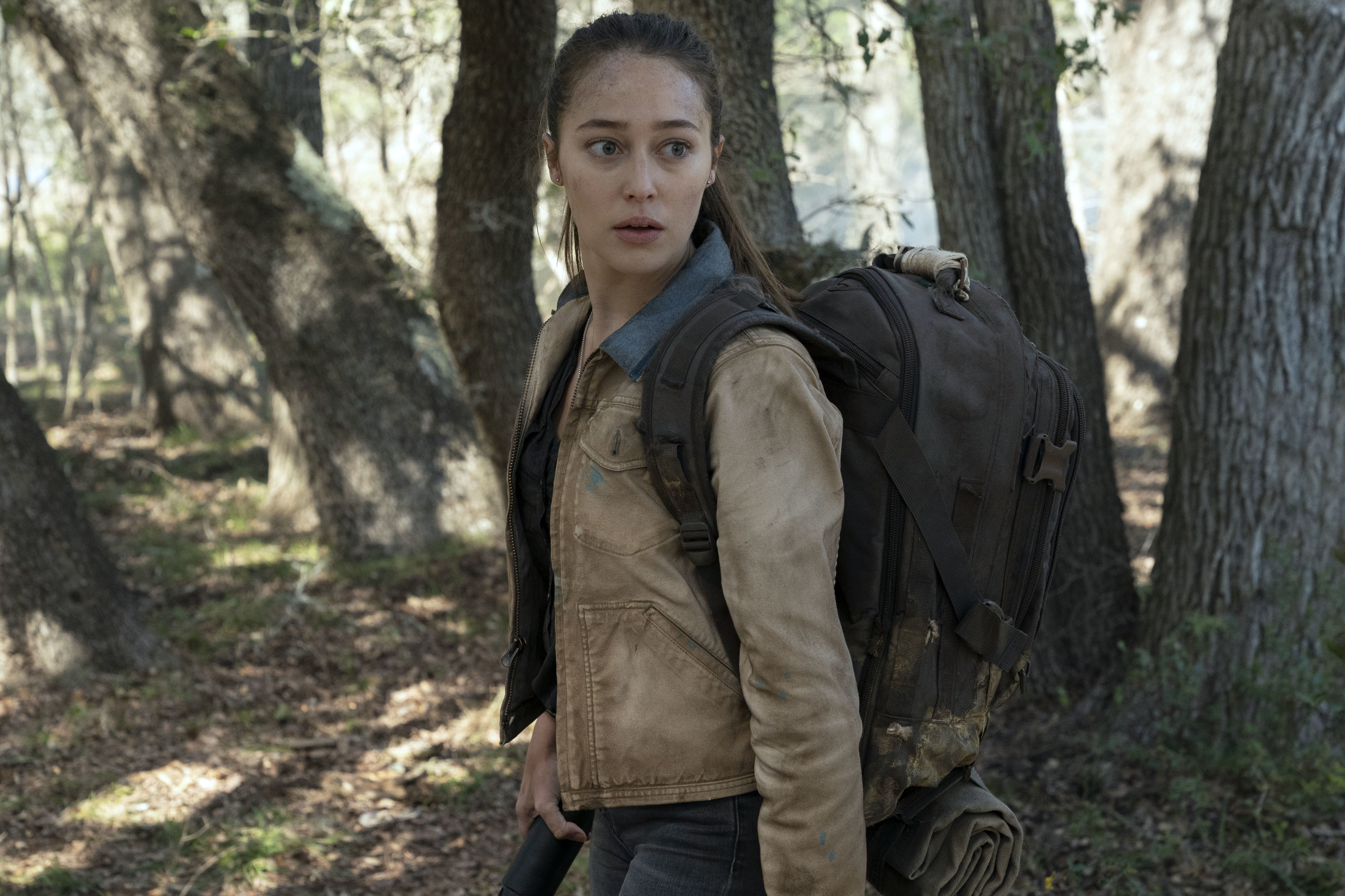 Alycia Debnam-Carey carrying a backpack in Fear the Walking Dead