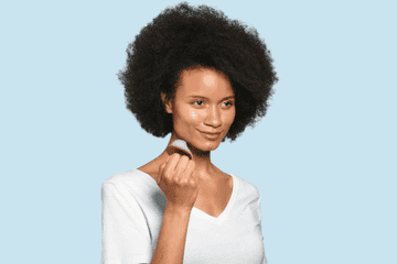 gif of model massaging the Boie face scrubber on their face 
