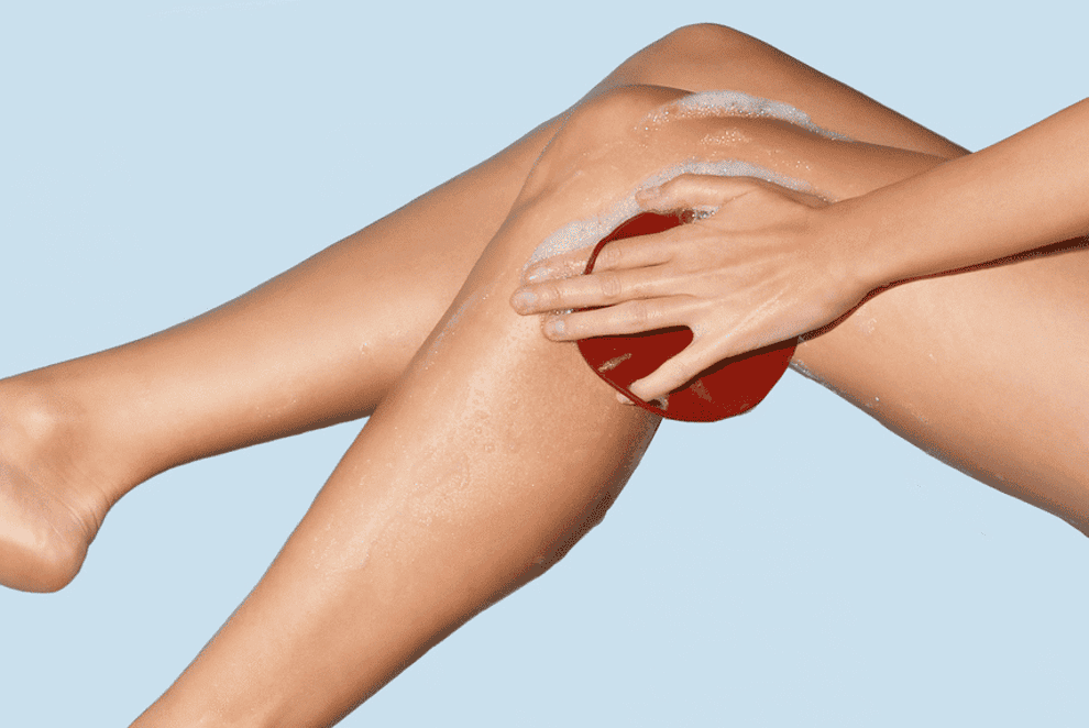 gif of a model using the Boie body scrubber on their leg