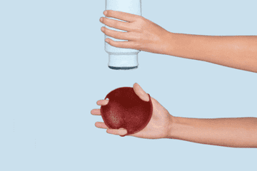 gif of a model squirting body wash onto a Boie body scrubber