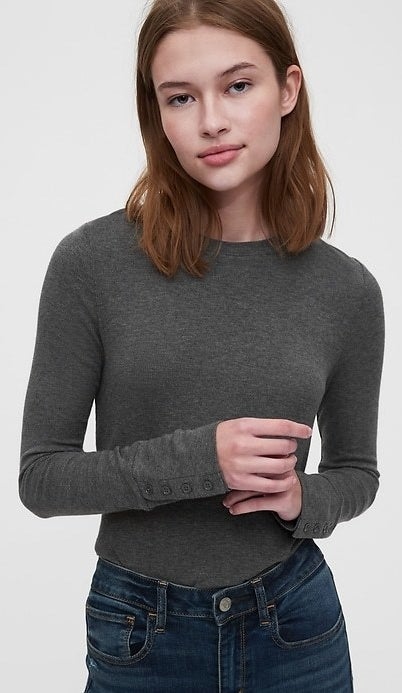 model wearing grey shirt