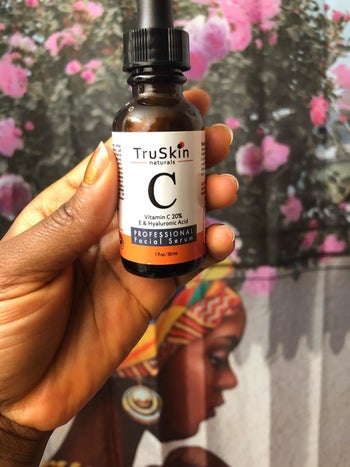 A different reviewer holding the 1-ounce bottle