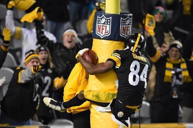 Smith-Schuster Doesn't Regret Logo Dancing TikToks Or Re-signing With  Steelers Last Year - Steelers Depot