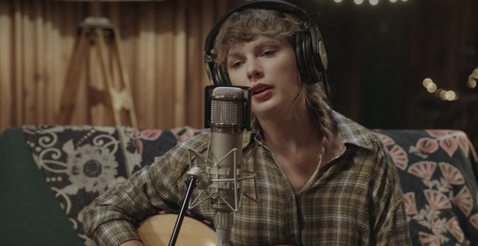 Taylor singing Mirrorball