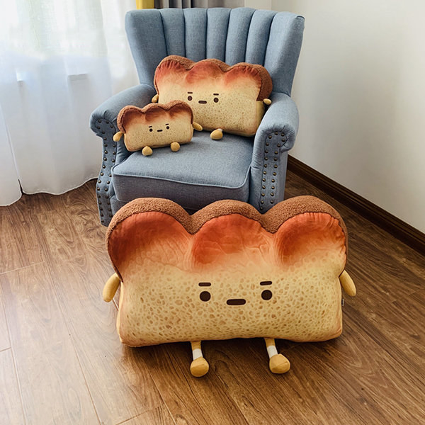Chair with three sizes of toast-style pillows