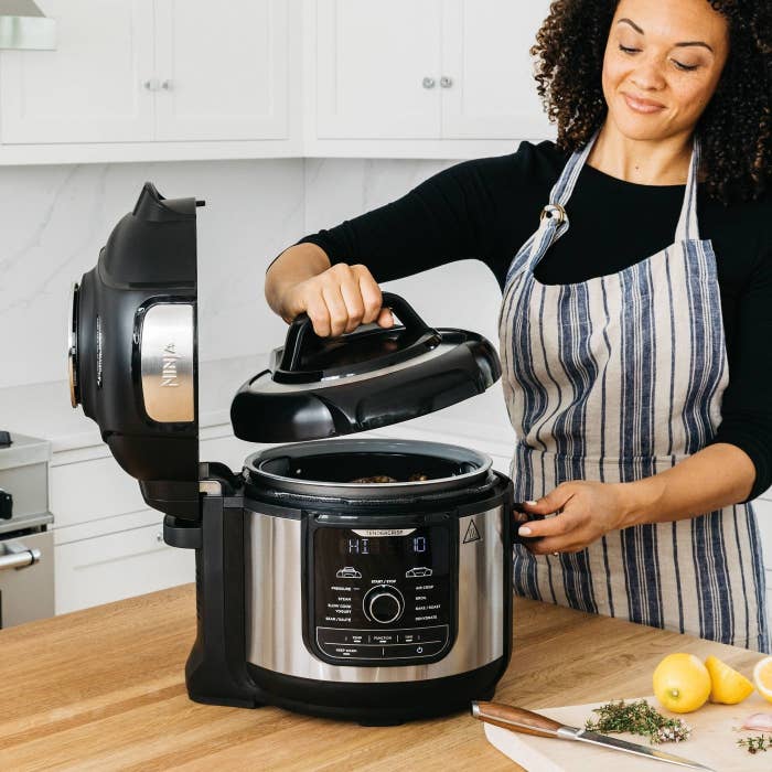 Model opening the pressure cooker 