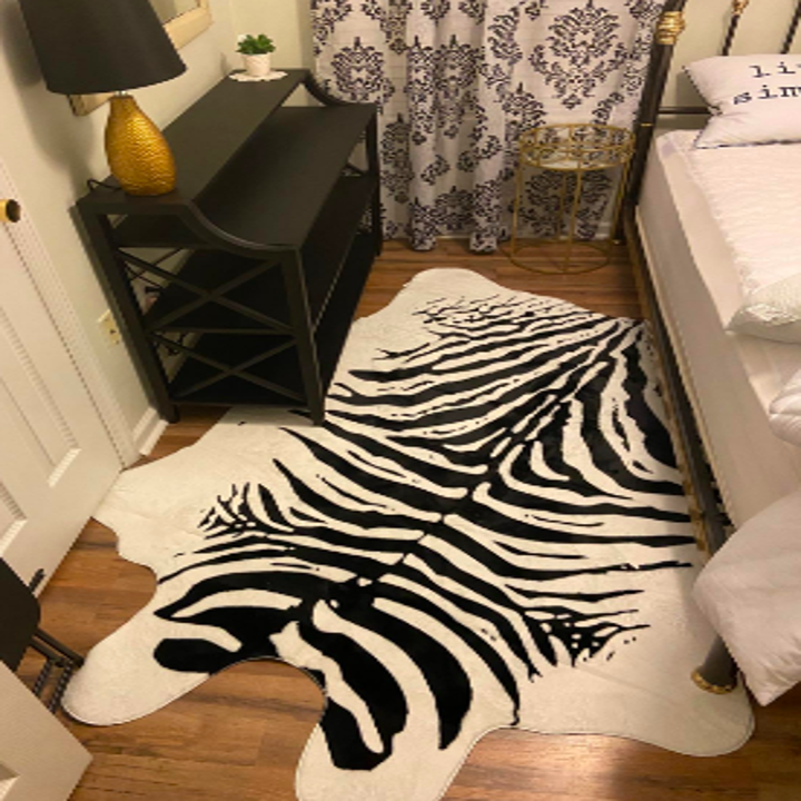 Reviewer image with rug diagonal in bedroom 