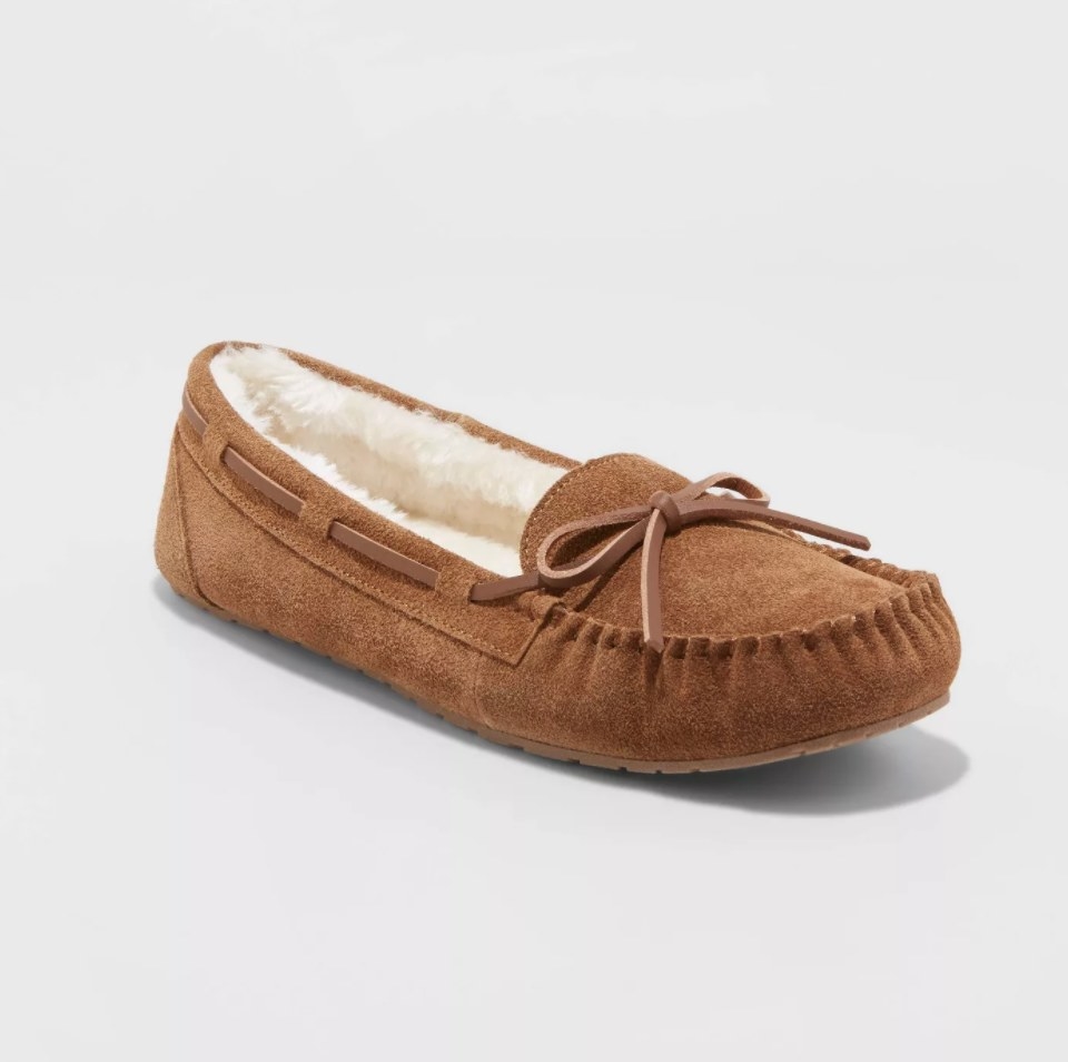 The slippers in the color dark chestnut
