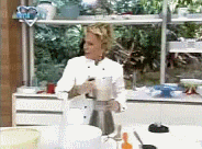 GIF da Ana Maria Braga fazendo uma receita no liquidificador. Quando ela o levanta, todo o líquido vaza por baixo. Louro Josó olha para a câmera desesperado.