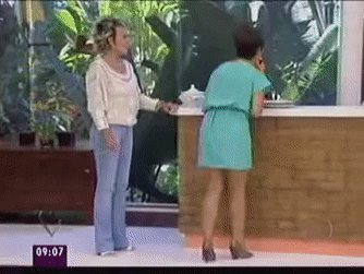 GIF do Louro José fingindo um desmaio na bancada do programa "Mais Você" e derrubando várias louças.