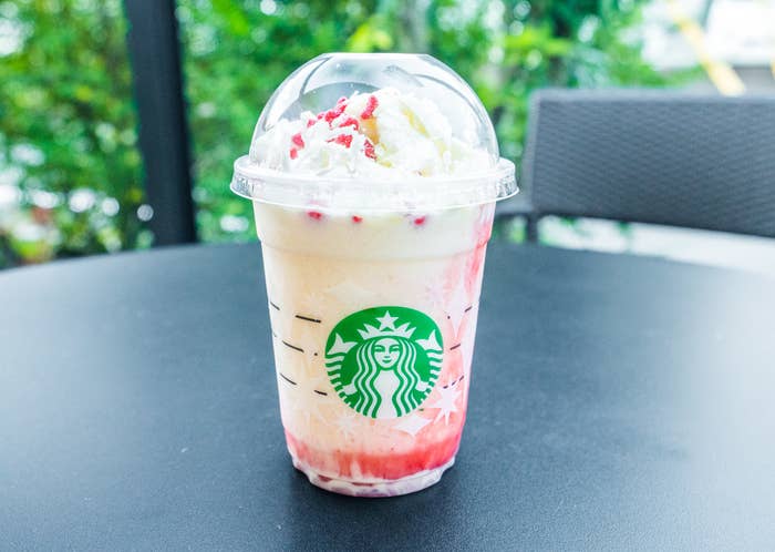 赤色のフラペチーノは美味しいの法則 スタバの新作は ベリーの甘酸っぱさがたまらない 赤色のフラペチーノは美味しいの法則 スタバの新作は ベリーの甘酸っぱさがたまらない