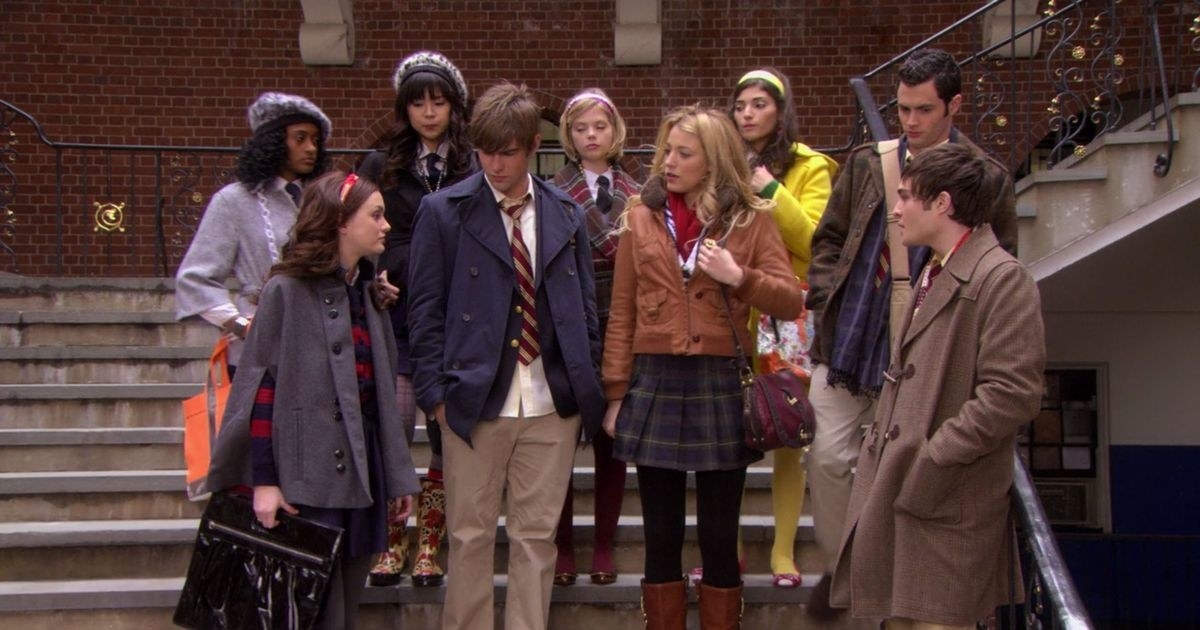 The Gossip Girl gang on the front steps of their school 