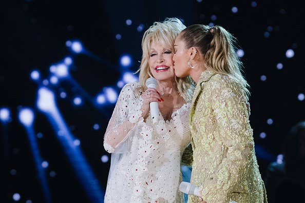 Miley kissing Dolly&#x27;s cheek on stage at the Grammy&#x27;s