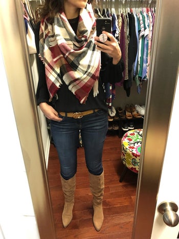 Reviewer wearing scarf with shades of black, red and white