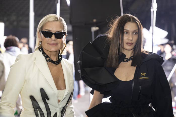 Yolanda Hadid和Bella Hadid在2020/2021年灰白色女装秋季秋季秋季之后在Accorhotels Arena举行，这是2020年2月27日在法国巴黎的巴黎时装周的一部分。