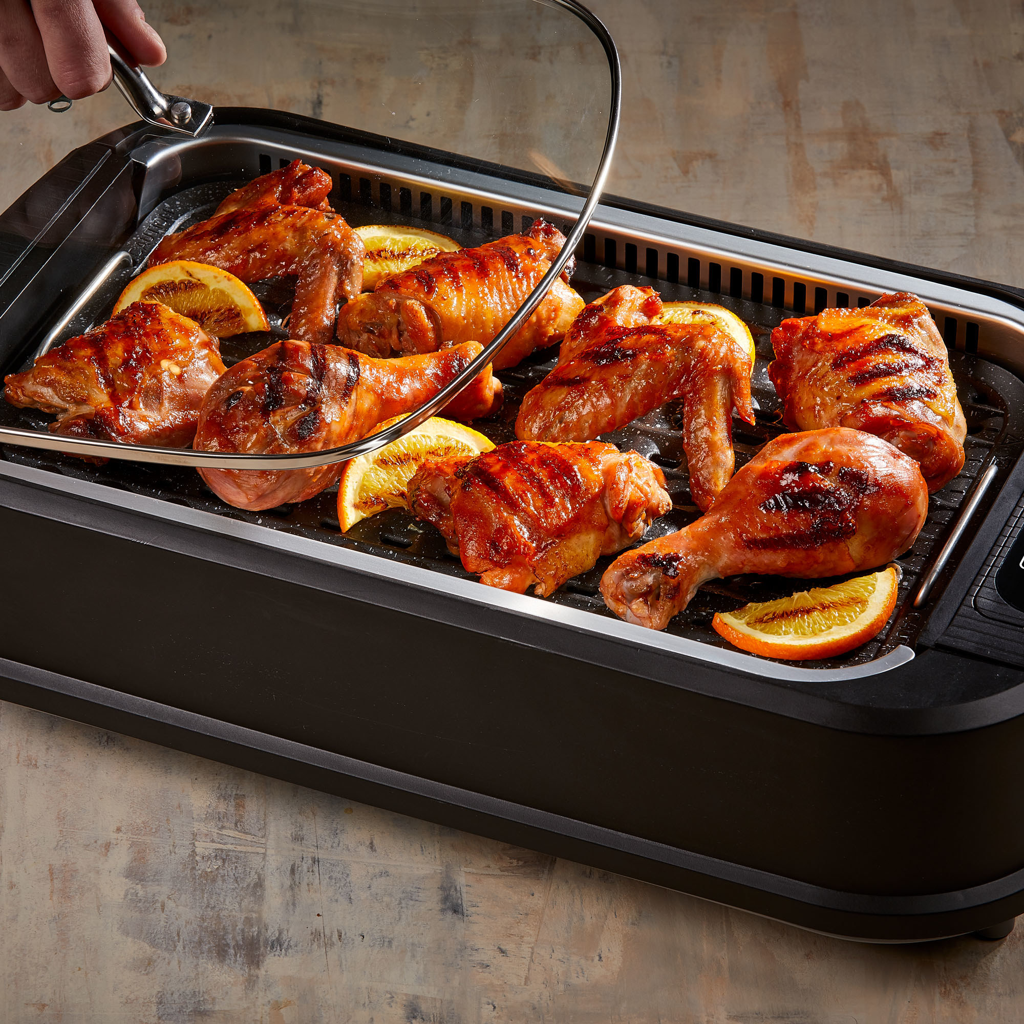 The small smokeless grill cooking chicken 