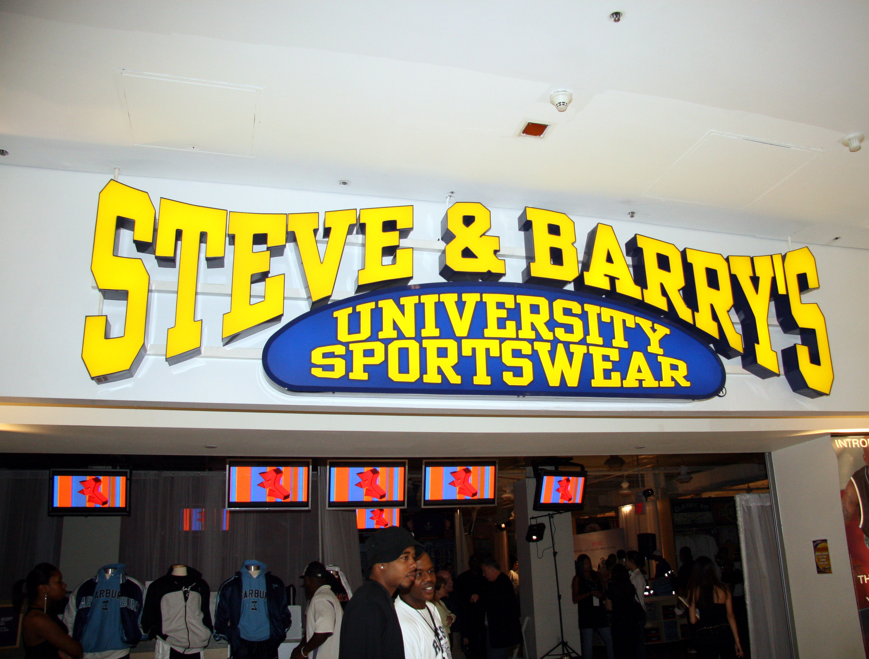 The outside of a Steve &amp;amp; Barry&#x27;s store