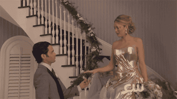 塞蕾娜穿着婚纱走下台阶，拉着丹的手
