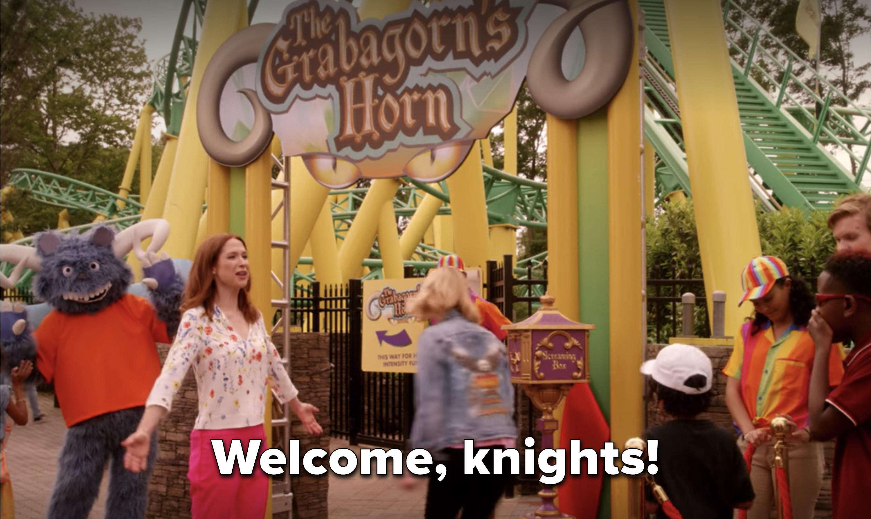 在她的主题公园里，Kimmy说:“欢迎，骑士们!”
