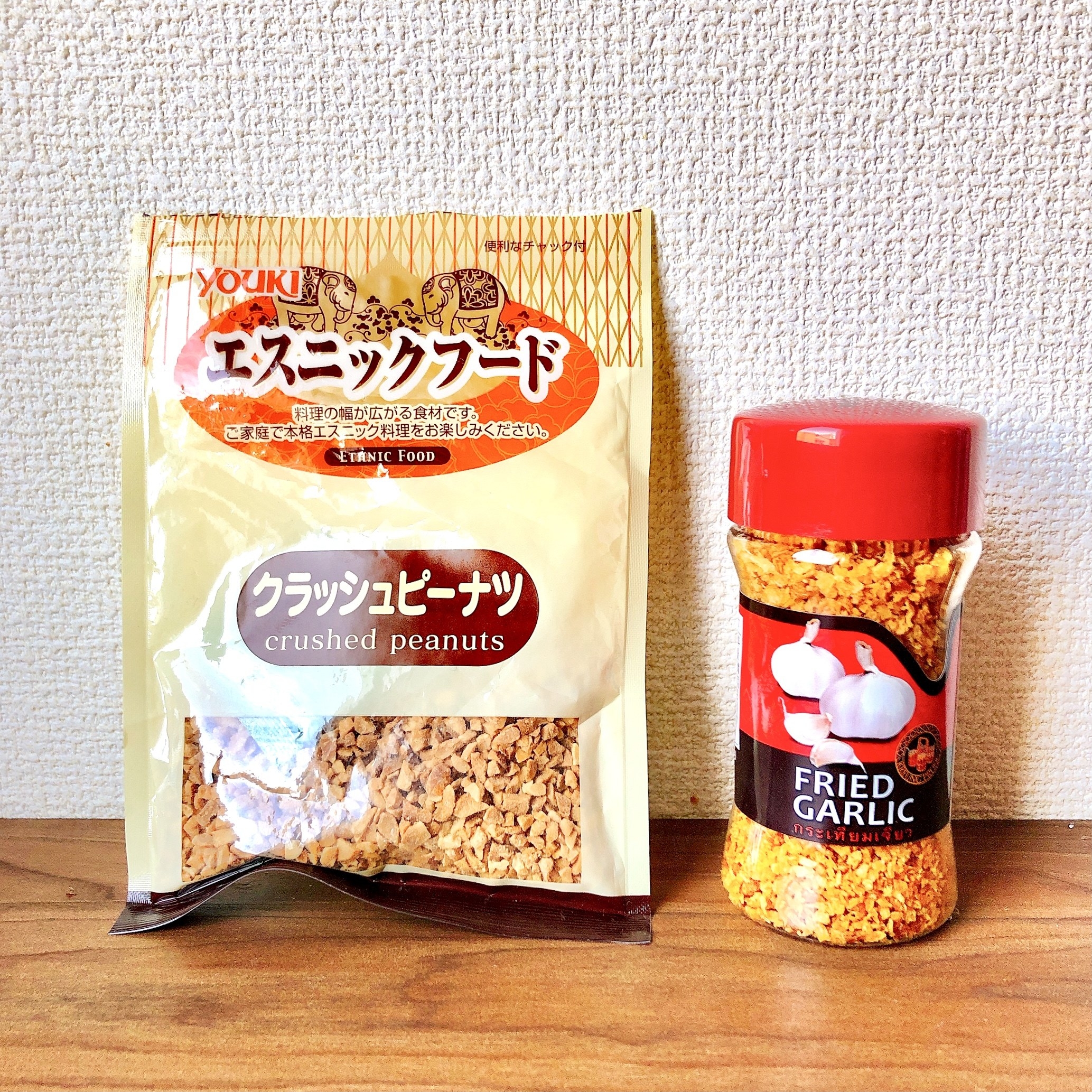 カルディ】サラダやファミチキが激ウマになった！かけるだけでタイ料理屋さんの味になる「絶品チリソース」これはビールがすすむって…！《実食レビュー》